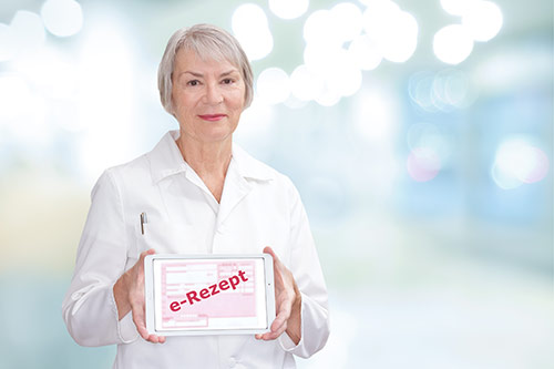 Ärztin mit e-Rezept in der Hand