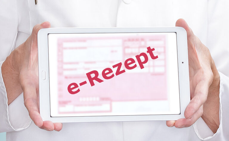 Arzt hält Tablet mit Monitorbild e-Rezept hoch